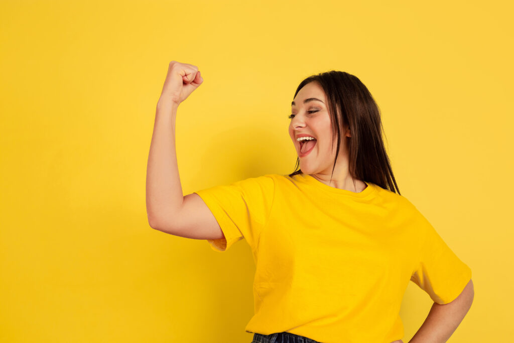 楽観主義とポジティブなフレーズで人生を変える caucasian woman s portrait isolated yellow wall