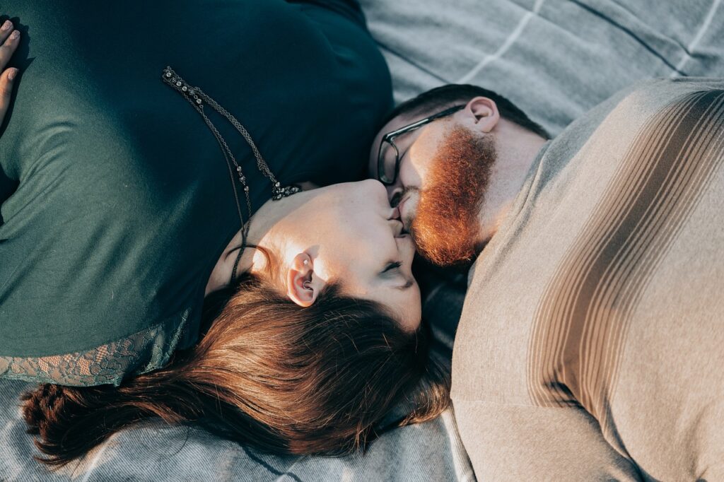 一緒に目覚める魔法:毎朝始まる愛 couple 7240491 1280