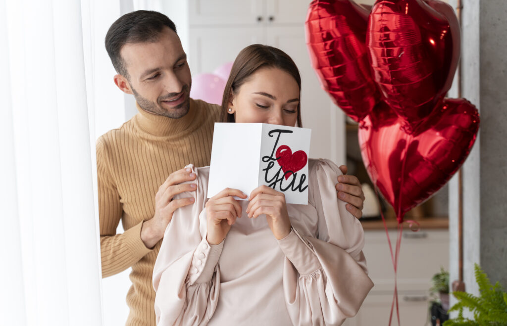 新しい愛における最初の言葉の couple enjoying valentines day celebration