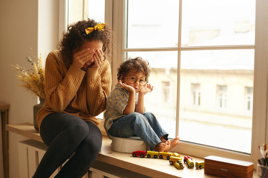 母親を評価しない子供へのフレーズ cozy scene happy family indoors attractive young female with curly hair enjoying sweet moments maternity sitting large windowsill playing seek hide with adorable infant child
