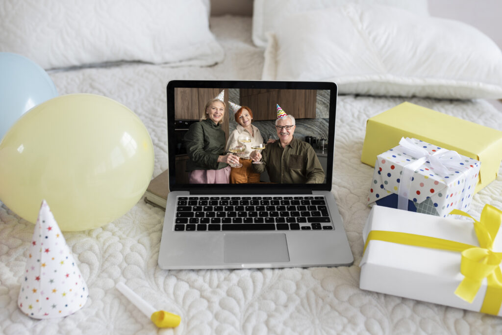 動画で友達の誕生日を祝う: 特別な日を祝うユニークな方法 friends having covid party using technology