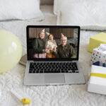 動画で友達の誕生日を祝う: 特別な日を祝うユニークな方法 friends having covid party using technology