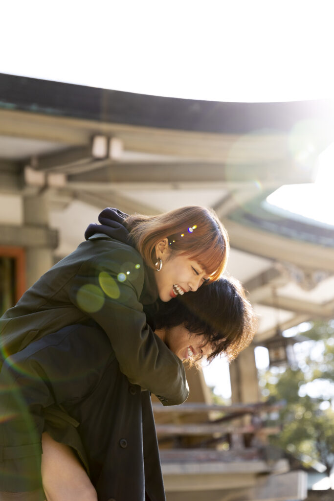 「今日は、明日、そして永遠にあなたに頼りたい」:愛と友情の永遠の約束 girlfriend piggyback riding her boyfriend while date