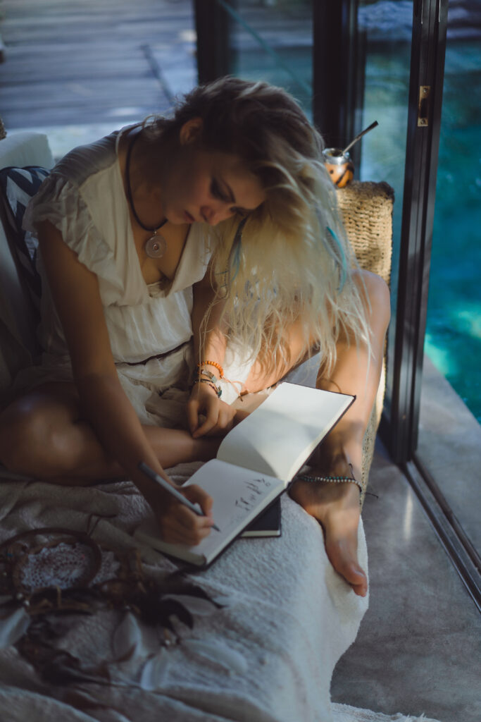 愛の夜のお手紙: 寝る前の最後の思い happy girl spends time home cozy interior writes draws notebook