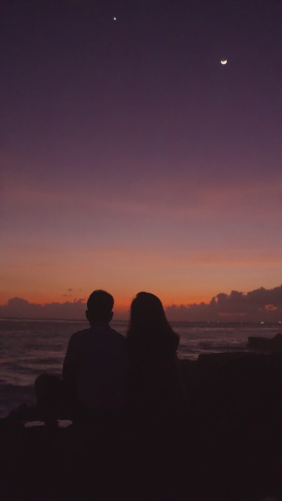 愛と献身が隠れている「毎晩私の人生はあなたのために」という言葉は orange sunset ocean