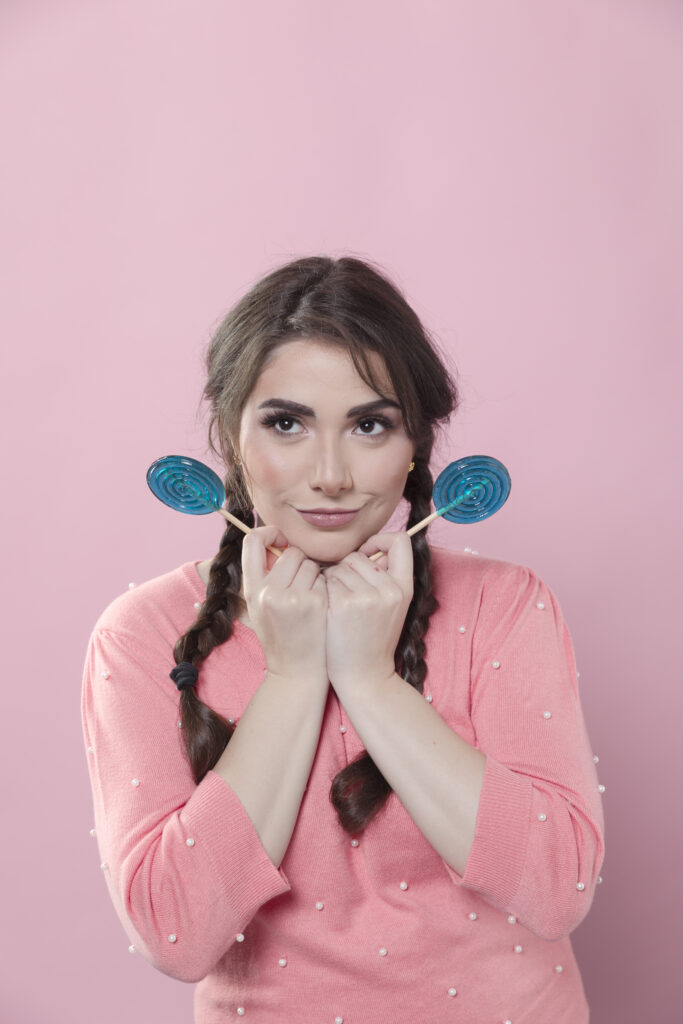「会いたい気持ちがある」 smiley woman posing with lollipops