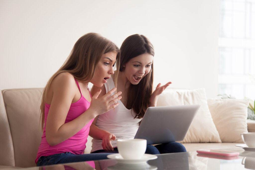 動画で友達の誕生日を祝う:彼女を驚かせる最も楽しい方法 two women shocked with discounts online sale