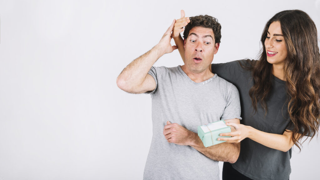 どうやって友達の誕生日を驚かせるか:オリジナルの贈り物と忘れられないディテール woman giving present father