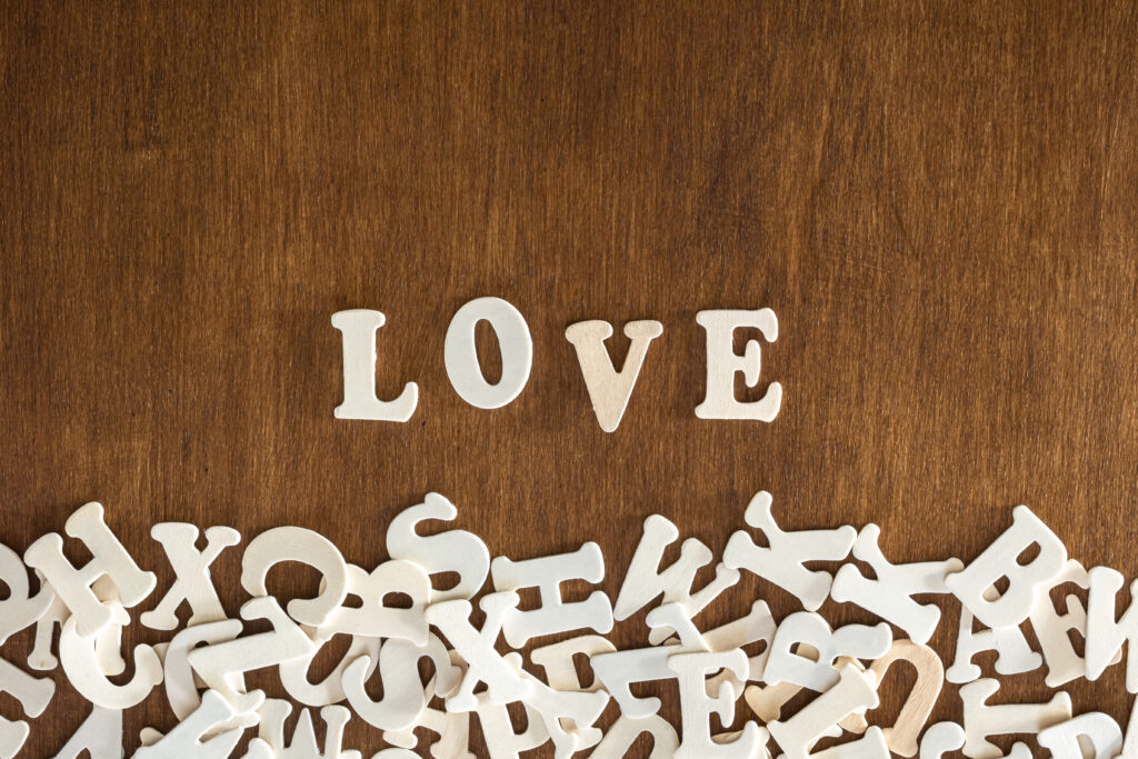 愛の力を言葉で表現する word love made wooden letters wooden background top view