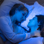 パートナーに最高のおやすみなさいを言うための5つのヒント young couple spending time together night
